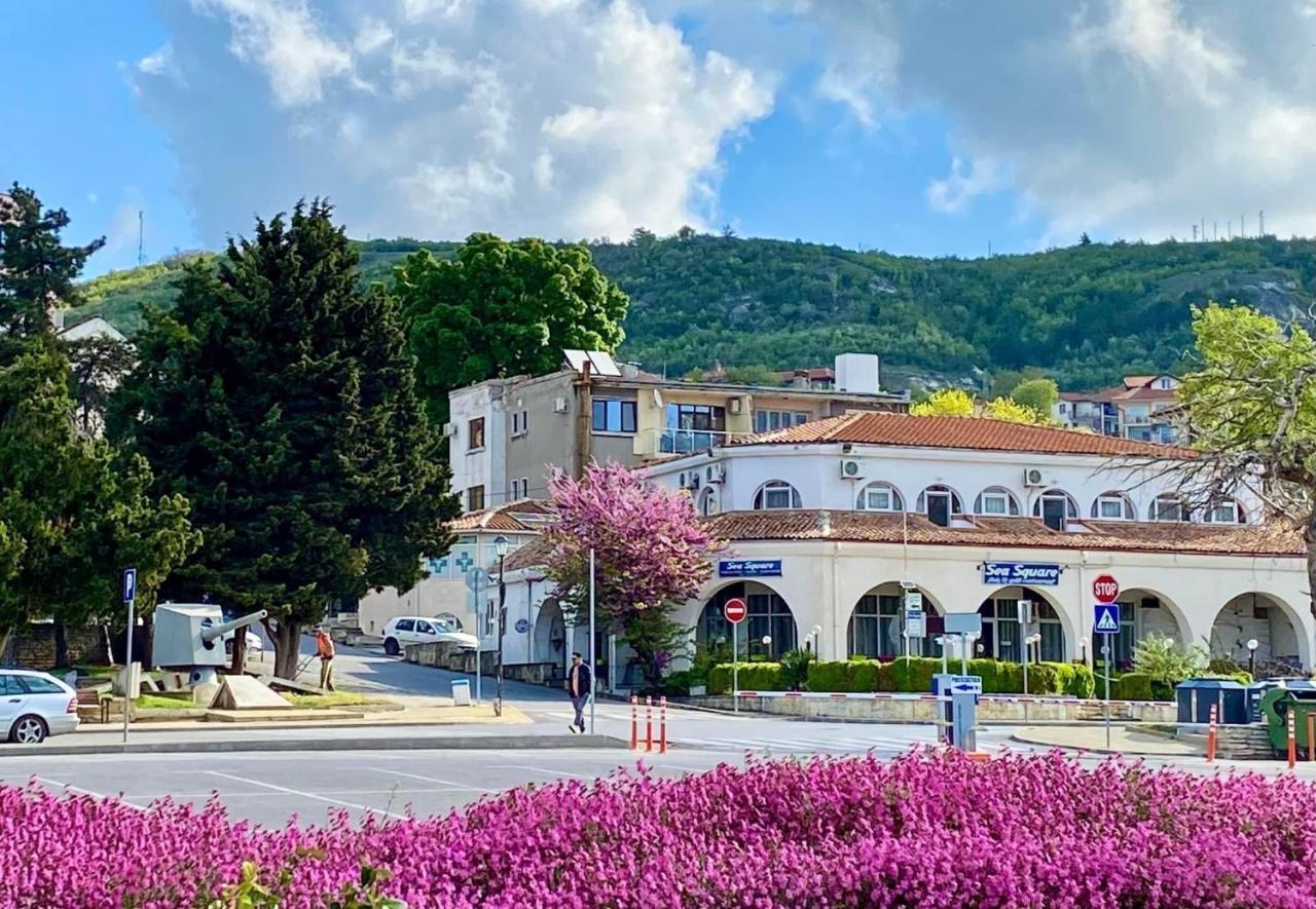 Sea Square Hotel Balchik Bagian luar foto